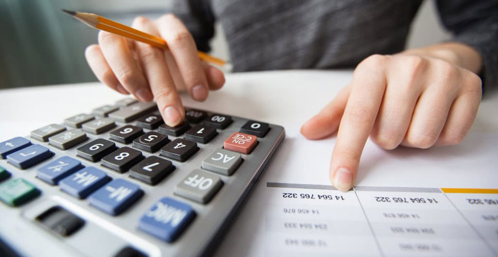 Documents de paie suisses et formulaires AVS/LPP organisés sur un bureau comptable moderne avec calculatrice